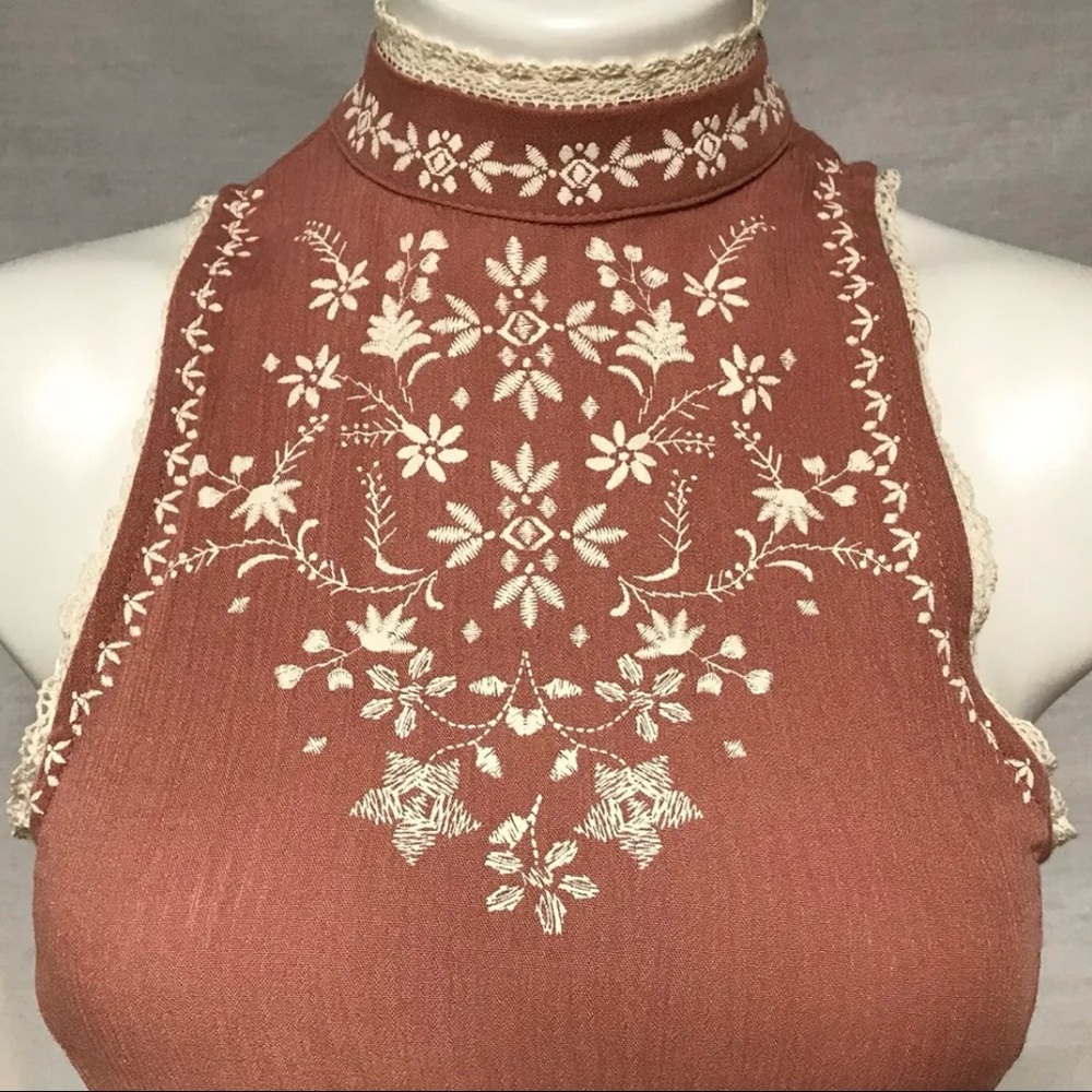 Rue21 Women Sleeveless Keyhole Back Embroidery Blouse XS NWT